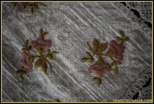 Pañuelo de lino bordado con flores y puntilla